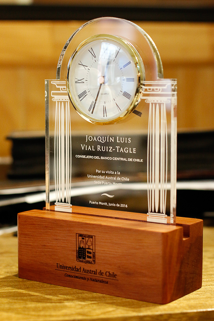 Trofeo Acrilico con madera y Reloj embutido