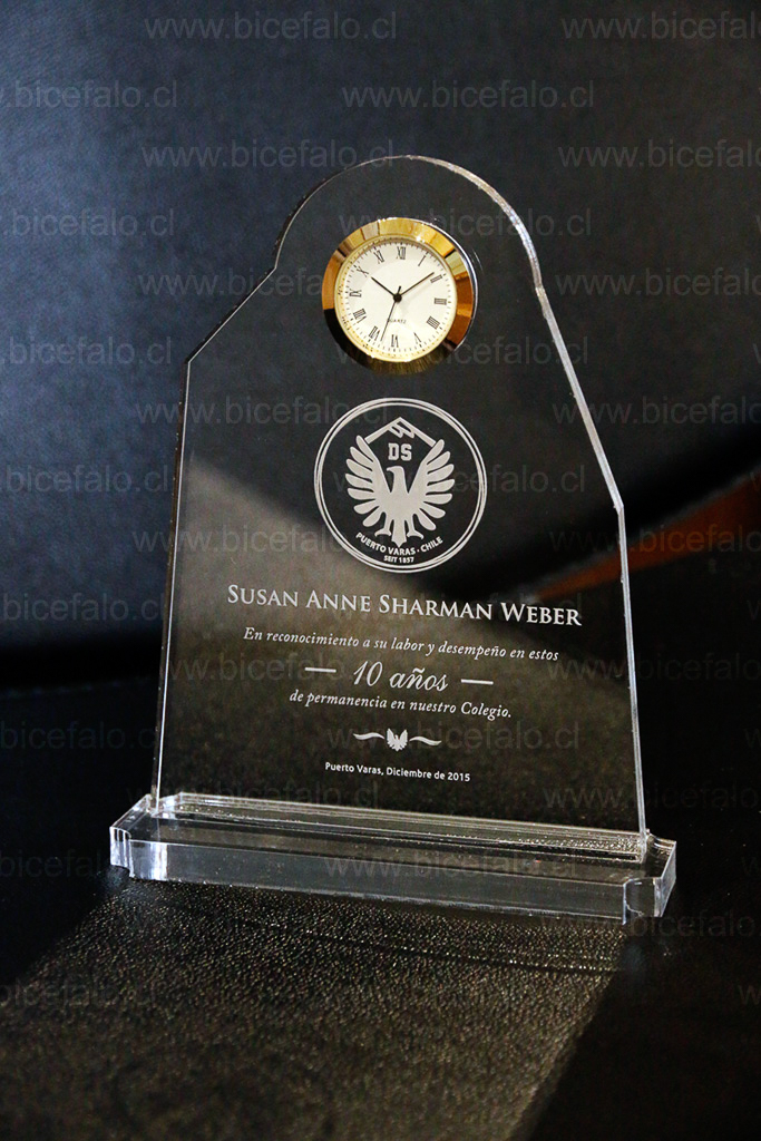 Trofeo Acrílico con reloj 35 mm embutido