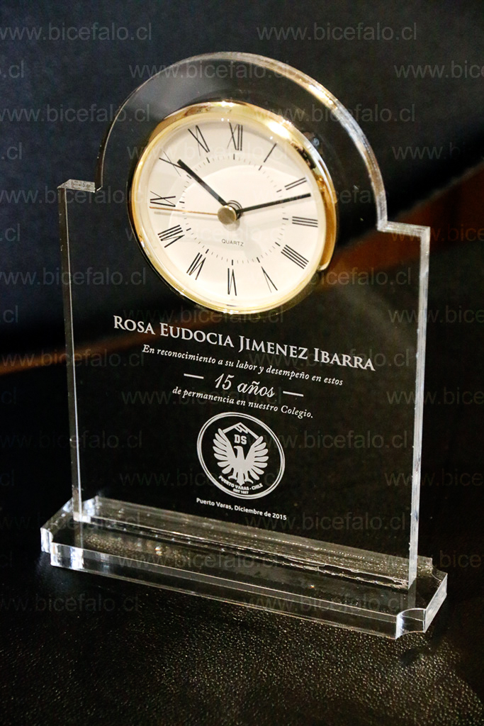 Trofeo Acrílico con reloj 80 mm embutido