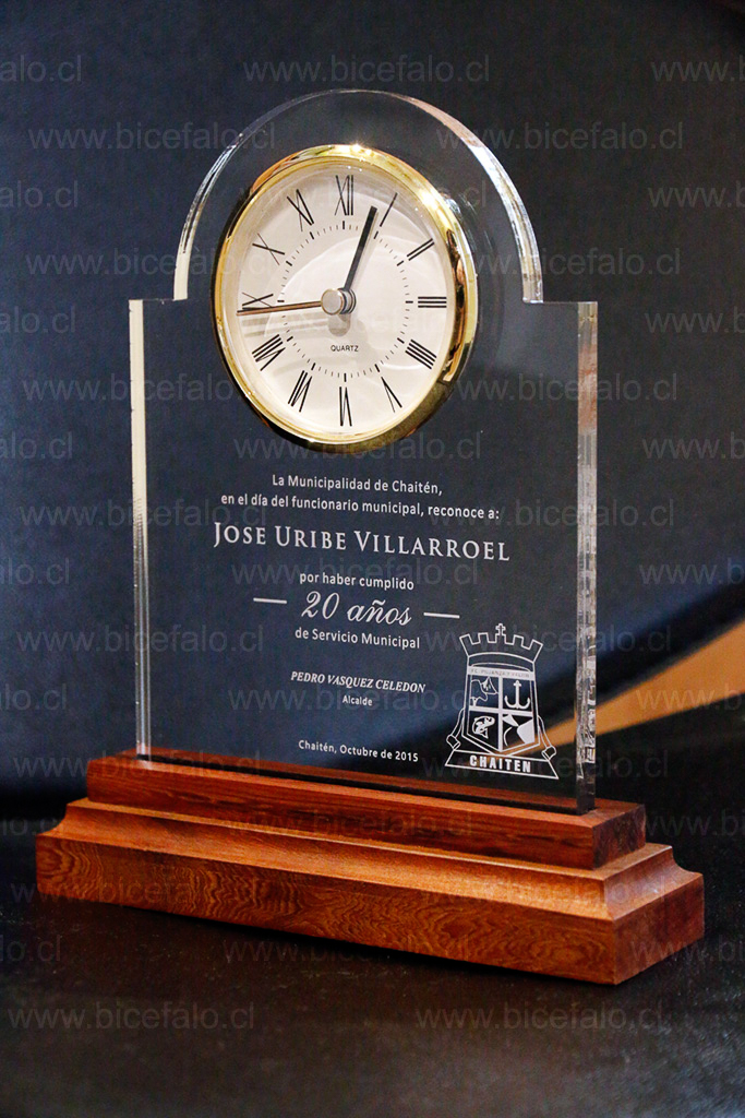 Trofeo Acrílico madera con reloj 80 mm embutido
