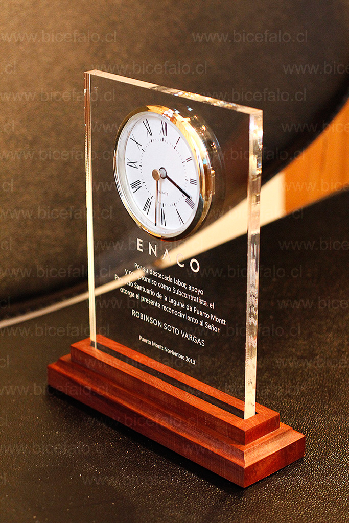 Trofeo madera acrilico con reloj embutido
