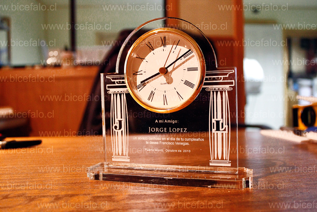 Trofeo acrilico reloj con columnas